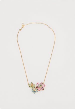 Collier en chaîne dorée présentant trois motifs de fleurs ornés de pierres précieuses multicolores en vert, rose et bleu.