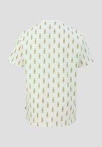 Katoenen t-shirt met korte mouwen in lichtroom, voorzien van een herhaald patroon van kleine groene en rode ananassen op de achtergrond.