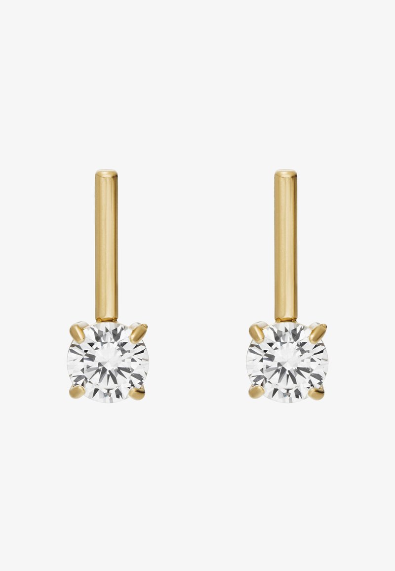 Une paire de boucles d'oreilles en or, chacune ornée d'une seule pierre précieuse transparente taillée en brillant rond, maintenue par quatre griffes.