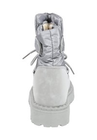 Botín de tobillo acolchado en gris que presenta un upper sintético suave, suela texturizada, cordones y un forro interior esponjoso para mayor calidez.