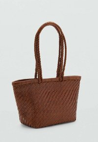 Borsa a tracolla intrecciata di colore marrone scuro, con doppi manici e una forma strutturata. Presenta un motivo texturizzato su tutta l'esterno.