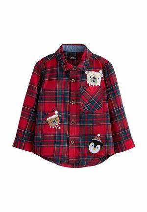 Camisa de cuadros roja con detalles en verde, cierre de botones al frente y diseños bordados de animales: un oso polar, un reno y un pingüino.
