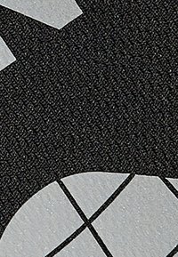 Textureret sort stof med et stort, lysegrå geometrisk mønster, der indeholder buede og lige linjer med krydsende elementer.