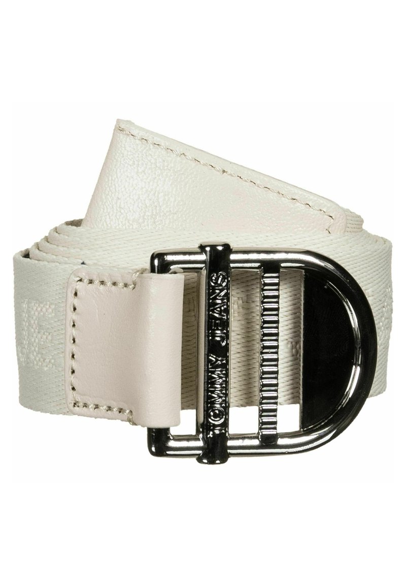 Cintura bianca realizzata in materiale sintetico con finitura testurizzata. Presenta una fibbia circolare in metallo argentato con testo inciso.
