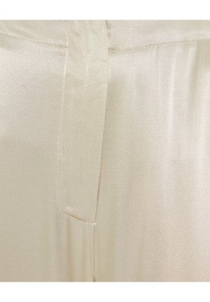 Tessuto di raso crema con una texture liscia, caratterizzato da una cucitura laterale e una vita. Il tessuto presenta una leggera lucentezza. Nessun modello o hardware visibile.