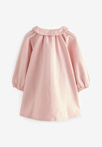 Rosa randig klänning med en volangkrage, långa puffärmar och elastiska manschetter. Mjuk tyg och en A-linjeform med rynkdetaljer vid halsringningen.