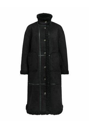Cappotto lungo nero in materiale morbido, con colletto alto, chiusura a bottoni, tasche applicate e rifiniture testurizzate lungo i bordi.