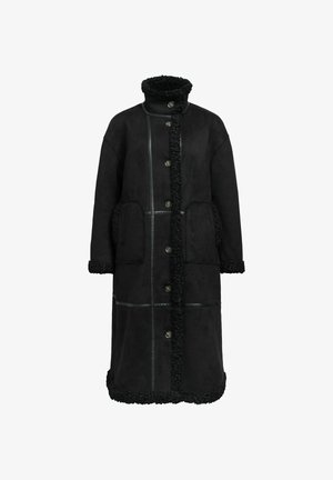 Cappotto lungo nero in materiale morbido, con colletto alto, chiusura a bottoni, tasche applicate e rifiniture testurizzate lungo i bordi.