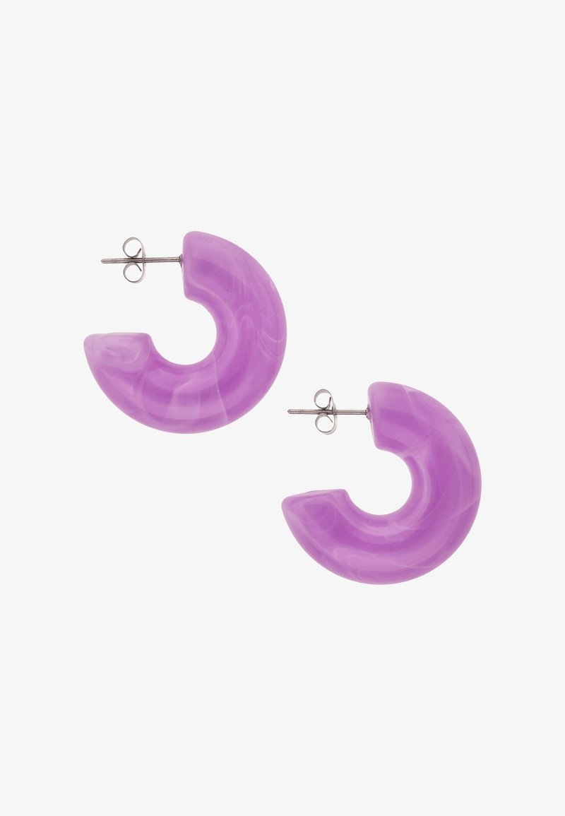 Orecchini a cerchio spessi in resina marmorizzata viola con perno e farfalla in argento, esposti su sfondo bianco.
