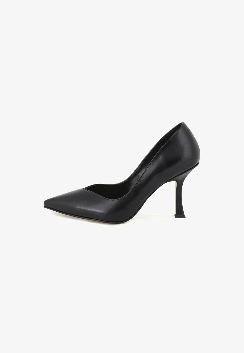 Décolleté nero in pelle con tacco a spillo e punta affusolata, dotato di un tacco scolpito unico. Texture liscia e design elegante, caratterizzato da un'estetica minimalista.