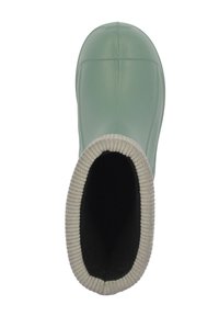 Botte en caoutchouc verte avec un extérieur texturé, un col en tricot gris doux et une doublure intérieure noire. Présente une forme arrondie et une finition lisse.