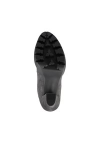 Suola in gomma nera con scanalature profonde, con tomaia in suede grigio. Include un tacco testurizzato. Progettata per aderenza e stabilità.
