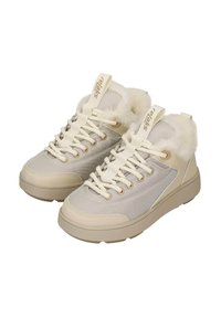 Jasnobeżowe trampki z teksturowaną cholewką, futrzanym wnętrzem i białymi sznurowadłami. Posiadają płaską gumową podeszwę i logo na języku.