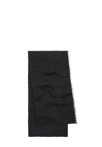 Czarny szal wykonany z lekkiego materiału, ozdobiony białymi kropkami i postrzępionymi brzegami. Ma kształt mniej więcej prostokątny.