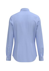 Jasnoniebieska, długosleevowa koszula męska ukazana z tyłu z zapiętymi mankietami i klasycznym kołnierzykiem na białym tle.