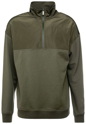 Olivgrüner Pullover-Sweatshirt mit hohem Kragen, Halb-Reißverschluss vorne und einer Mischung aus glatten und strukturierten Materialien.