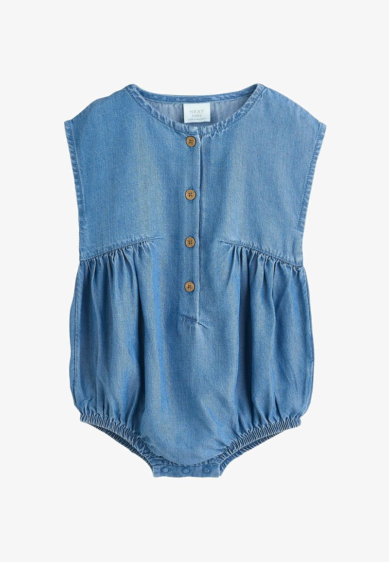 Babydragt i bomuldsdenim med kasketærmer, træknapper foran, indsnævret talje, elastiske benåbninger og trykknapper i bunden.