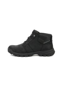 Botas negras de corte medio hechas de cuero texturizado con suela de goma, con cordones en la parte delantera y refuerzo en el talón; presenta un branding sutil en el costado.