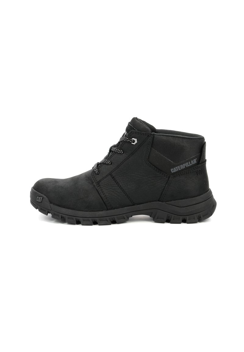 Botas negras de corte medio hechas de cuero texturizado con suela de goma, con cordones en la parte delantera y refuerzo en el talón; presenta un branding sutil en el costado.