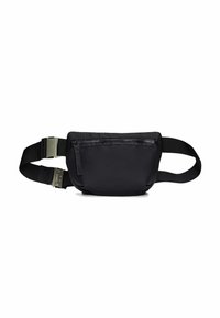 Marsupio in nylon nero con tracolla regolabile, forma rettangolare, tasca anteriore con zip e finiture in metallo. Texture liscia.