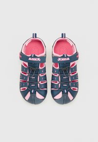 Blå och rosa sportiga sandaler med design för stängd tå, justerbart band och strukturerad gummisula. Har rosa detaljer och elastiska snören.