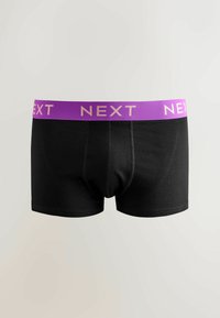 Boxeri pentru bărbați, negri, cu o talie lată violet, pe care este scris cu litere aldine cuvântul „NEXT” repetat în jurul acesteia.