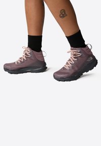 The North Face VECTIV FASTPACK MID FUTURELIGHT brązowy