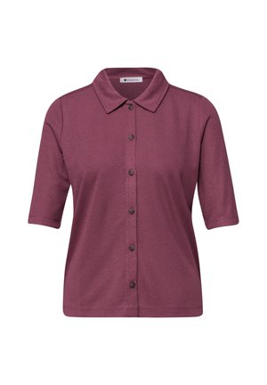 Koszulka polo z krótkim rękawem zapinana na guziki w stonowanym fioletowym kolorze z klasycznym kołnierzykiem i sześcioma guzikami z przodu.