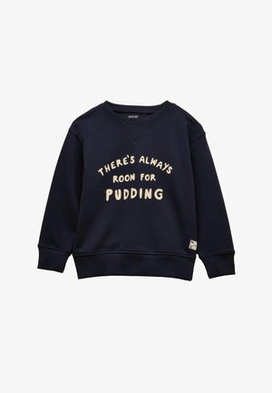 Tumši zils sporta krekls ar garām piedurknēm un ribotiem aproču un apakšmala, priekšpusē ar krēmkrāsas uzrakstu "Tur vienmēr ir vieta pudiņam".