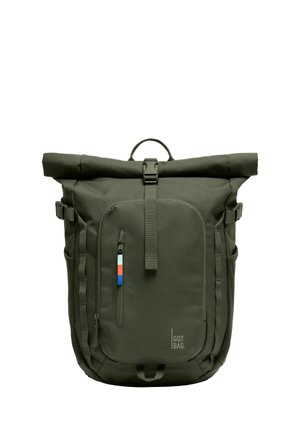 Dunkelgrüner Rolltop-Rucksack mit Frontreißverschlusstasche, vertikalem Riemen, seitlichen Schnallen und "GOT BAG" Logo unten rechts.
