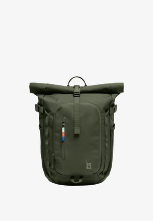 Donkergroene rolltoprugzak met voorvak met rits, verticale band, zijgespen en "GOT BAG" logo rechtsonder.