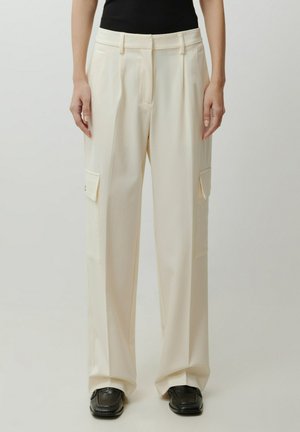 Beige wijde broek van gladde stof, met twee voorzakken, een vlakke voorkant, plooien en een getailleerde pasvorm.