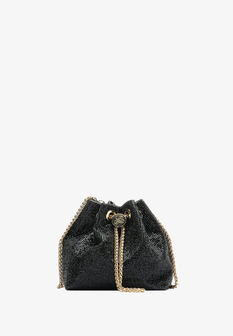Sort metallisk mesh- bucket taske med guldkæde som rem og lukning. Har en snørelukning øverst og en cirkulær guldløsslogo vedhæng.
