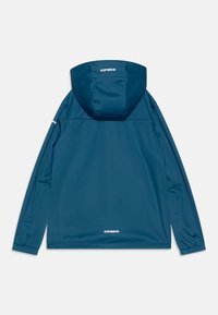 Giacca con cappuccio a maniche lunghe di colore blu scuro con una texture liscia. Presenta un logo sulla parte posteriore e polsini elasticizzati per una vestibilità aderente.