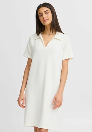 Weißes kurzärmliges Kleid mit V-Ausschnitt und Kragen, lässiger Schnitt, aus glattem Stoff gefertigt, mit minimaler Nahtführung und klaren Linien.