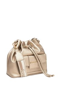 Metallic guld bucket taske med struktureret finish, snørelukning, aftagelig strop og logoaccent. Kompakt form med en struktureret bund.