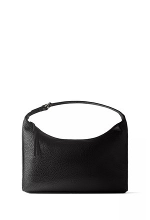 Sac à bandoulière en cuir noir texturé avec une courte sangle et un détail de tirette de fermeture éclair sur fond blanc.