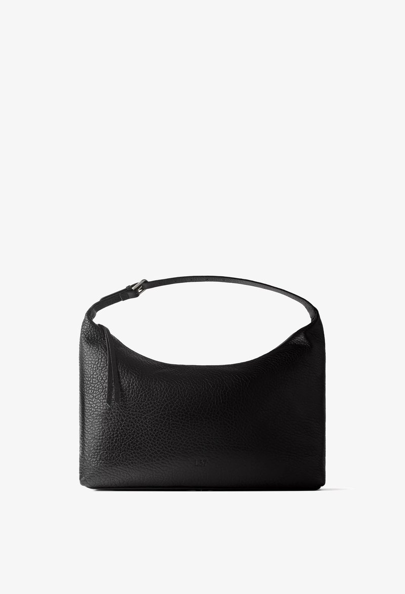 Sac à bandoulière en cuir noir texturé avec une courte sangle et un détail de tirette de fermeture éclair sur fond blanc.