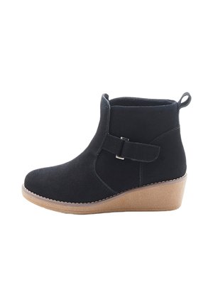 Stivaletto in suede nero con suola a zeppa, dotato di un dettaglio con cinturino laterale e una linguetta sul retro. Texture liscia con dettagli di cucitura.
