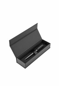 Penna a sfera nera con impugnatura testurizzata in una scatola rettangolare nera. Include una cinghia che tiene la penna al suo posto. Design semplice ed elegante.