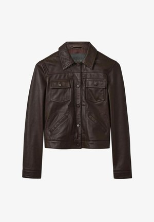 Brun læderjakke med en cropped design, der har en spids krave, to brystlommer og kontraststing detaljer.