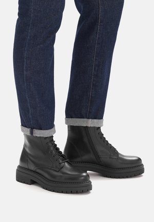 - Botki na platformie