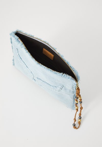 Denim clutch in lichtblauw met franjes, een gouden ritssluiting en een gevlochten polsband met decoratieve kralen. Binnenin zwart.