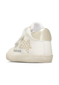 Scarpa in pelle bianca con dettagli dorati metallici, motivo a stelle con borchie e chiusura a velcro. La suola testurizzata offre aderenza.