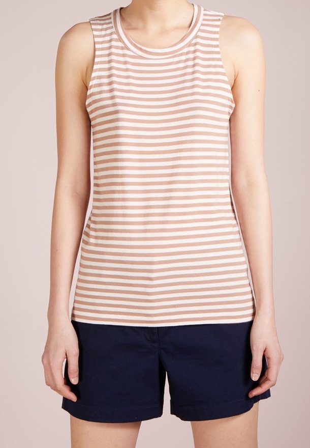 Ærmeløs tanktop i lyserød med horisontale hvide striber; rund halsudskæring; blødt, strækbart stof. Kombineret med mørk marinblå shorts.