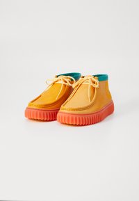 Clarks TORHILLEXPLORE POKÈMON UNISEX - Igapäevased paeltega jalatsid - orange
