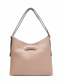 Borsa a tracolla in similpelle beige con tracolla regolabile in marrone scuro, con parte superiore curva e una placca con logo dorato sul fronte.