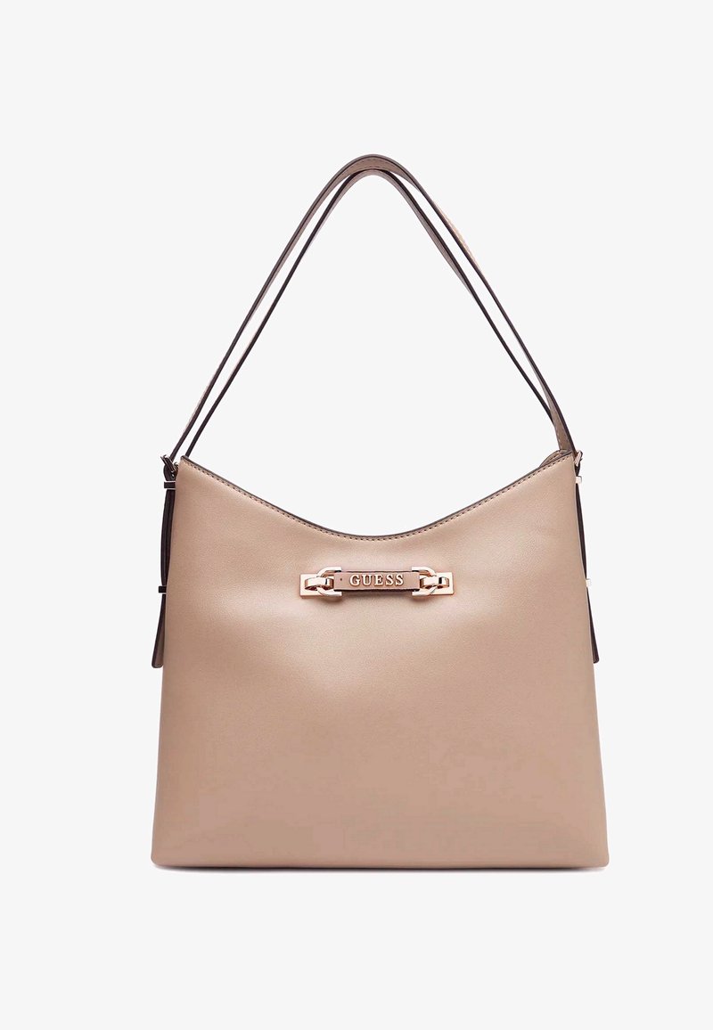 Borsa a tracolla in similpelle beige con tracolla regolabile in marrone scuro, con parte superiore curva e una placca con logo dorato sul fronte.