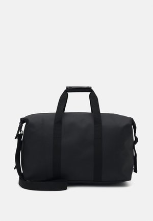 Borsa da viaggio nera realizzata in materiale resistente, dotata di due manici superiori, una tracolla removibile e una finitura liscia e opaca.