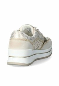Sneaker beige con accenti metallici e design perforato, dotato di una spessa suola bianca e pannello posteriore testurizzato. Tessuto liscio e interno imbottito.
